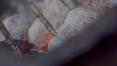 碳火生火烧烤羊肉食物烤肉视频的预览图